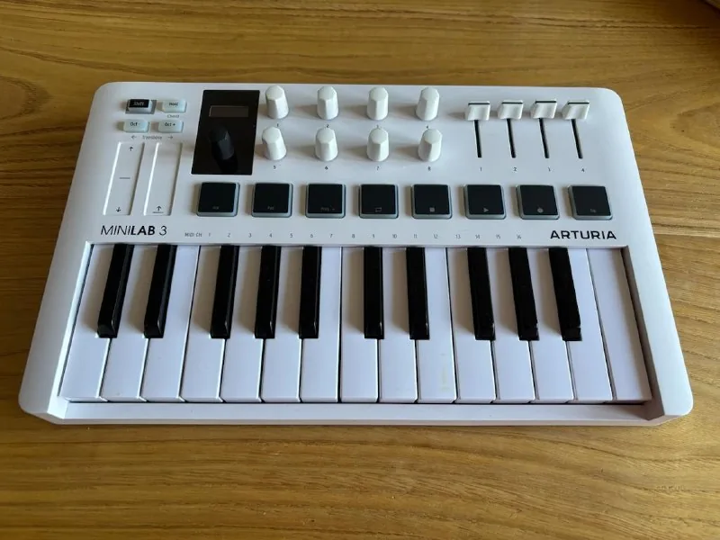 MIDI-клавиатура Arturia MiniLab MK3, механическая клавиатура Keychron K2 1