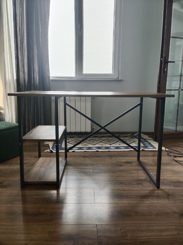 Рабочий стол с полками