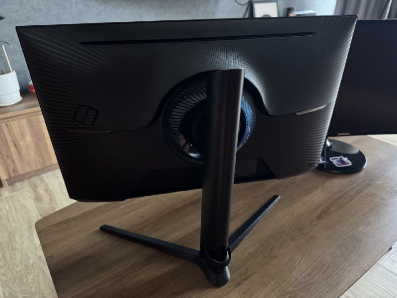 Монитор изогнутый Samsung C24F390FH 4