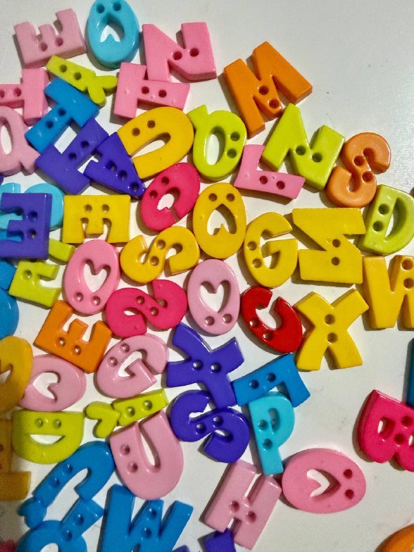 Бусины и пуговицы английские буквы 3