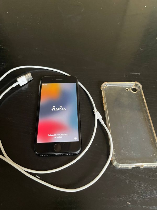 iPhone 7 с кабелем и чехлом