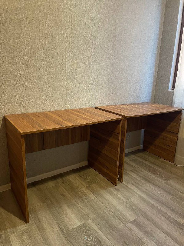 Два стола, два стула, отпариватель, кофеварка, посуда, инструменты