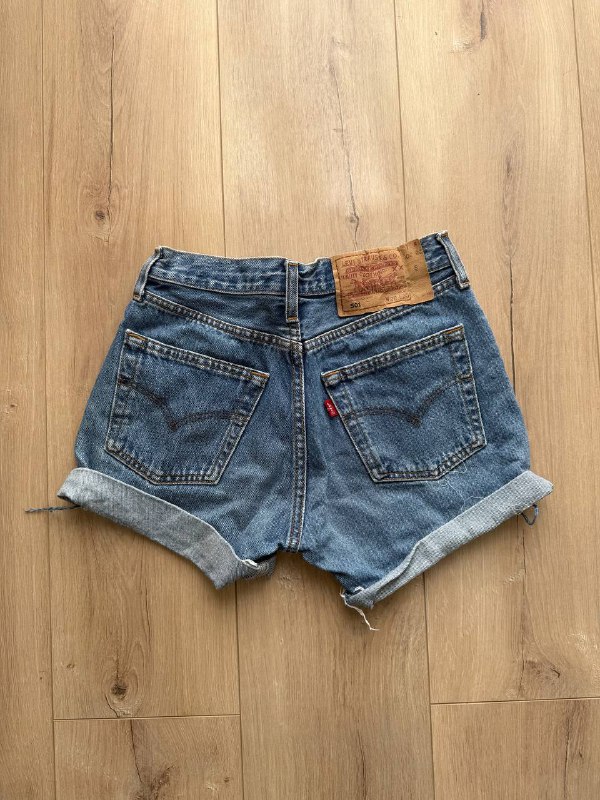 Шорты белые, черные, Levi’s; купальники; топ; шляпа; платье 3