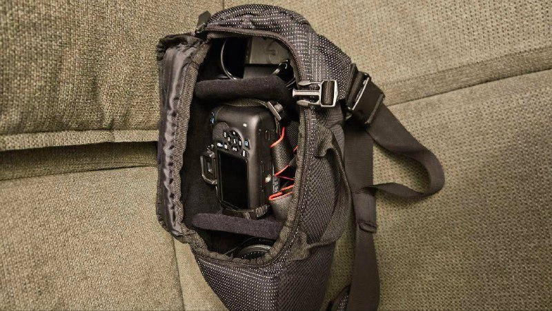 Камера Canon EOS 1200D, объектив 75-300мм, сумка Canon EOS 10