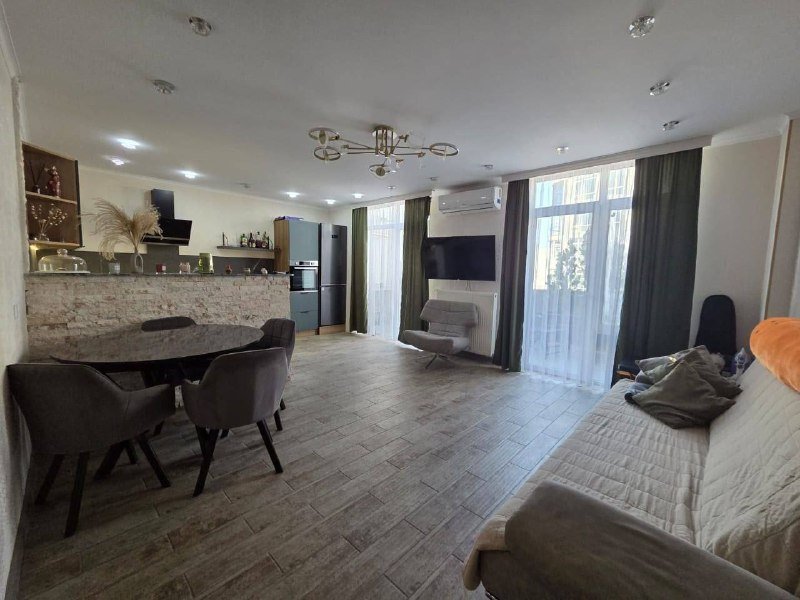 4-комнатная квартира с 3 спальнями на Агмашенебели 7