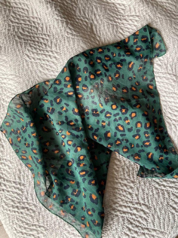 Пиджак в желтую клетку, Пиджак в красную клетку, Темно-синий пиджак, Свитер ручной вязки, Леопардовый платок 5