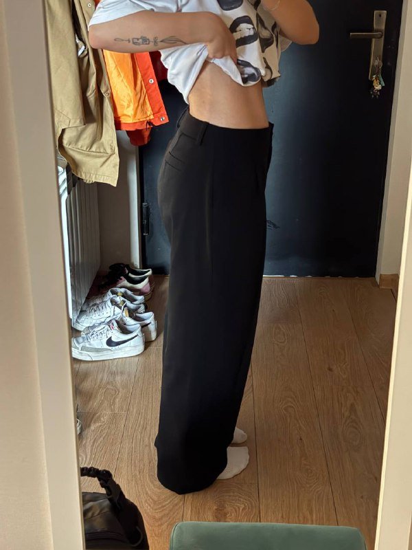 Бежевый тренч с эко-кожи, свитер Brave, белое худи, черные брюки, бордовый топ, майка на бретелях 8