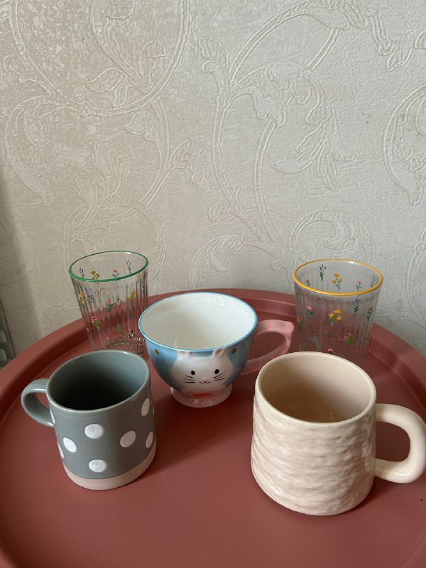 керамические кружки, стеклянные стаканы с цветочками