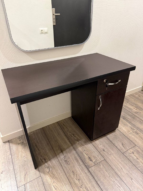 Письменный стол с ящиками 1