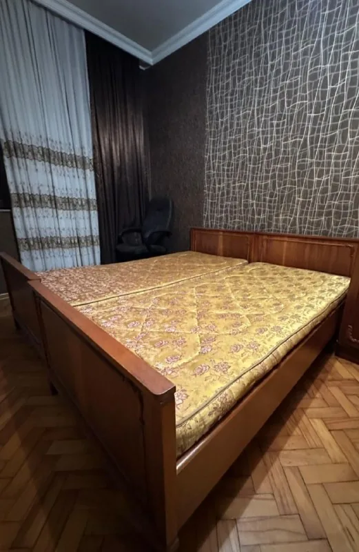 Кровать, матрас, шкаф, комод, зеркало 1