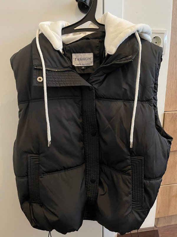 жилетка с капюшоном, курточка с наполнителем, кожаные ботинки, кофты с капюшоном, черный костюм