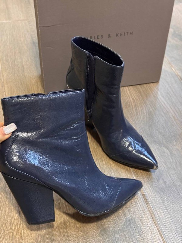 Лакированные темно-синие казаки Charles&Keith 40 размер