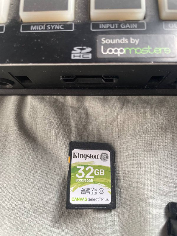Семплер Roland SP-404A с питанием и картой памяти 32ГБ 4