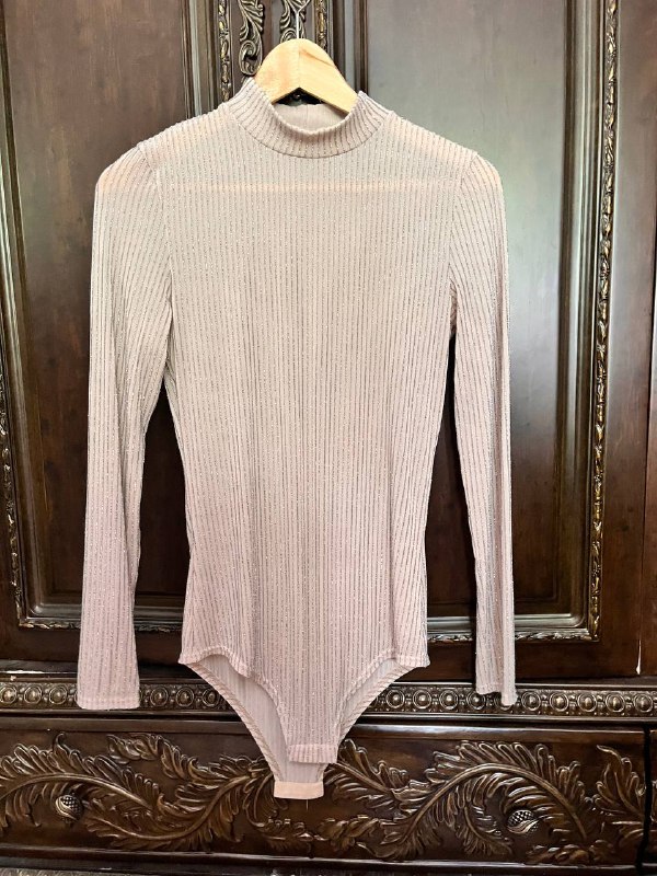 Платье бежевое кружевное, Платье черное, Платье розовое, Футболка Balenciaga, Футболка Uterque, Блузка белая, Платье-пиджак красное, Пиджак Chanel, Боди, Пиджак Uterque 9