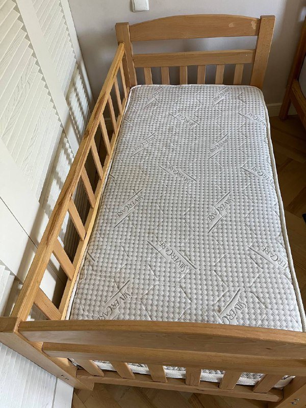 Деревянная односпальная кровать с матрасом 3