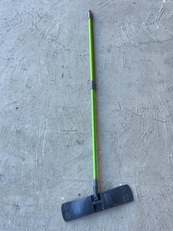 Эмалированная кастрюля, керамическая ваза, тёрка, овощечистка, швабра, разделочная доска 6