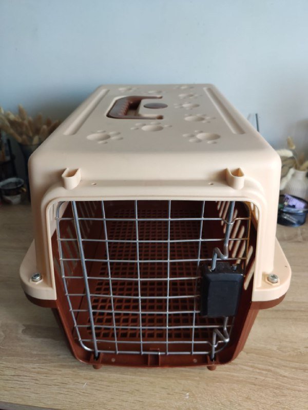Пластиковая переноска с металлической клеткой для питомца