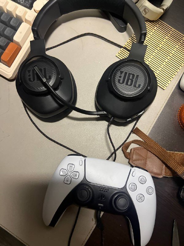 PS5 с геймпадами, гарнитурой JBL и играми 2