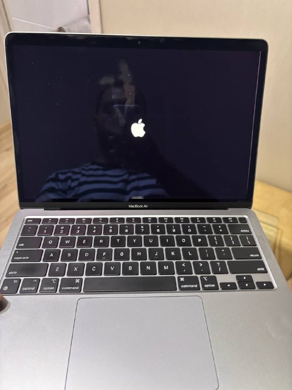 MacBook Air M1 8/128GB с линиями на экране