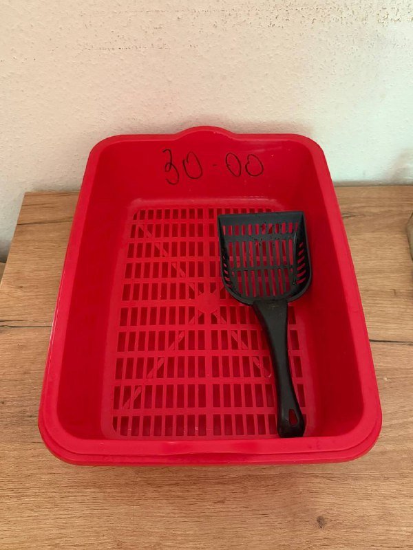 Лоток для кошки, два чайника, салфетки, бокалы, емкости, ваза, стеклянные емкости