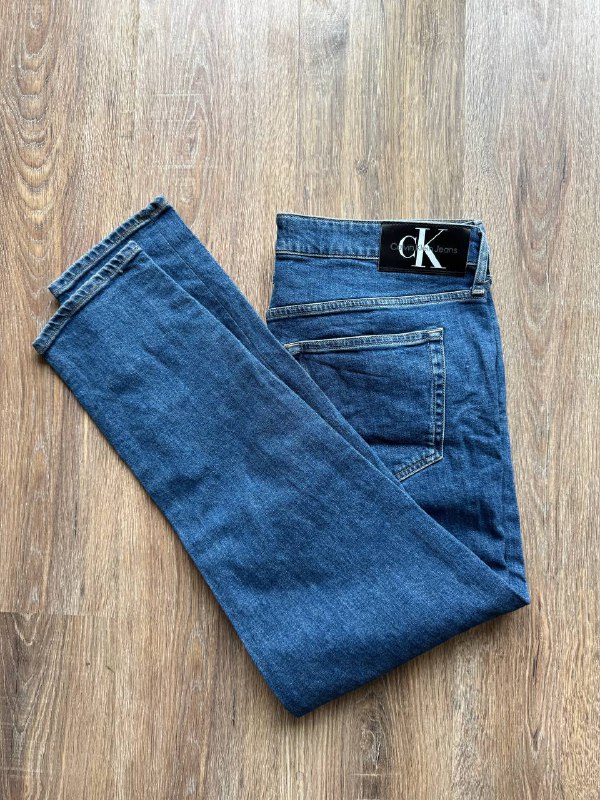 футболка Obey, джинсы Calvin Klein, кроссовки Nike Air Jordan 1 Low, худи Fred Perry, поло MA:STRUM, штаны-трансформеры Fjällräven, рубашка Mammut, брюки Napapijri, поло Versace 2