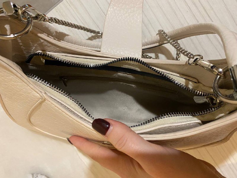 Белая вместительная сумочка с ремешками 3