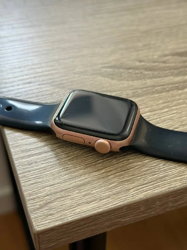 Apple Watch SE первого поколения 40 мм 1