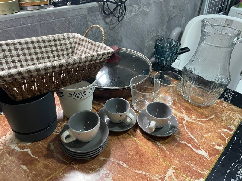 Сковорода, корзинка, горшки, кофейные кружки, бокалы, графин