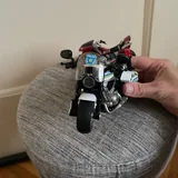 Белый и красный игрушечные мотоциклы 2