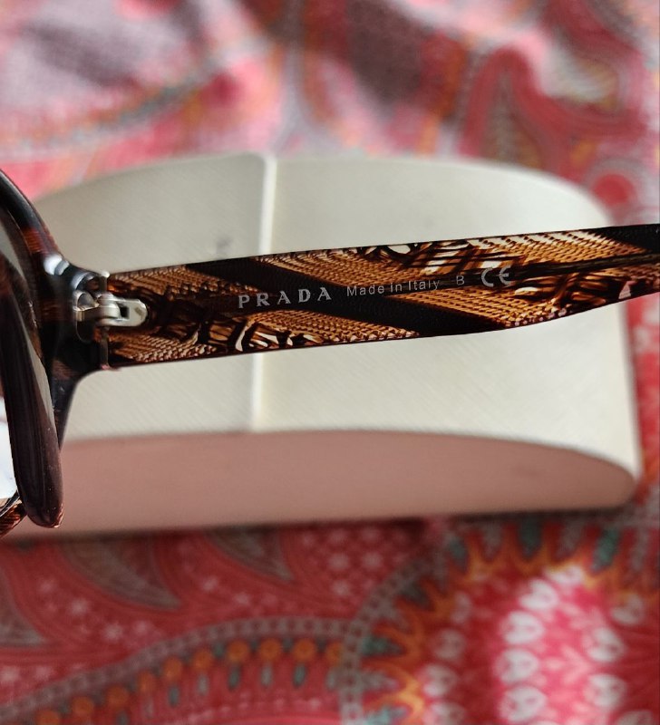 Пальто, купальник Tommy Hilfiger, очки Prada 7