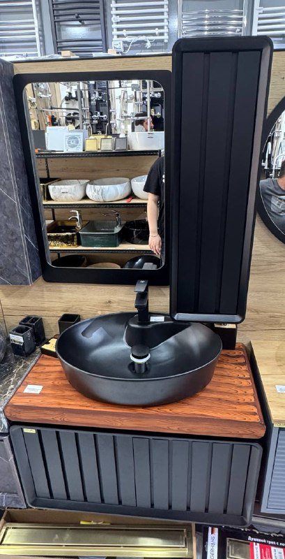 Зеркало, раковина, тумба и смеситель для ванной