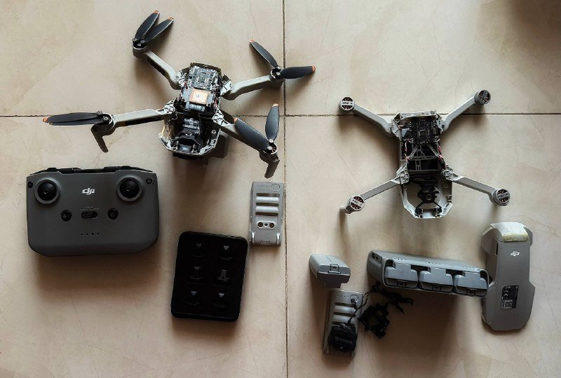 DJI Mini 2 და DJI Mini 1 ნაწილებად, დაზიანებული ბატარეებით და აქსესუარებით