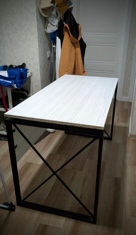 Светлосерый стол 120х60 см