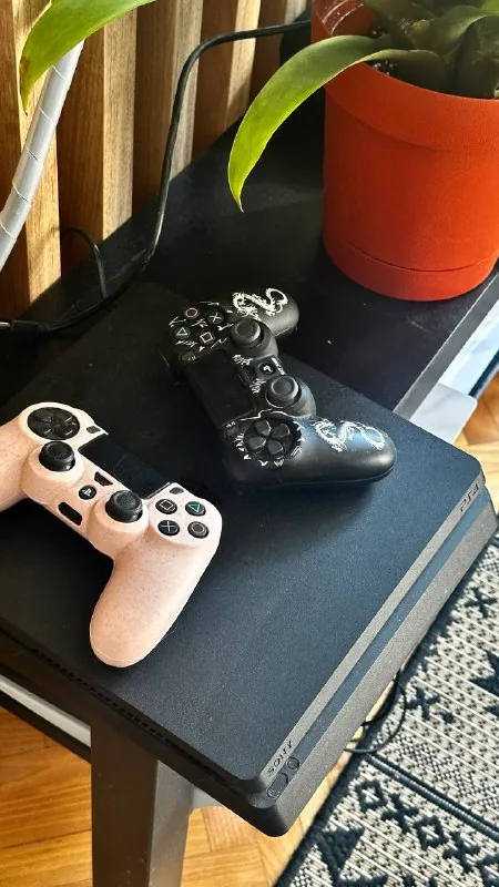 PlayStation 4 с двумя контроллерами 1