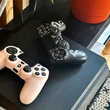 PlayStation 4 с двумя контроллерами 1