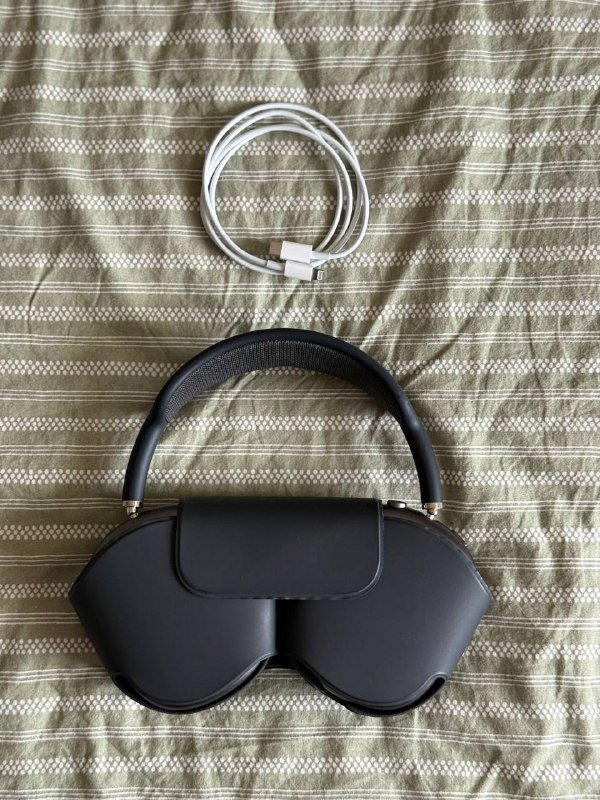 AirPods Max в черном цвете с проводом для зарядки 10
