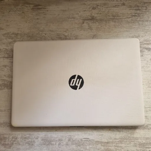 Белый ноутбук HP