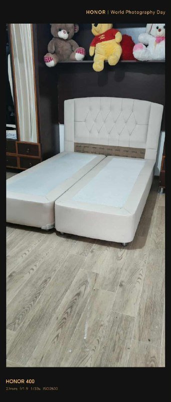 Два односпальных основания и кровать с покрывалом