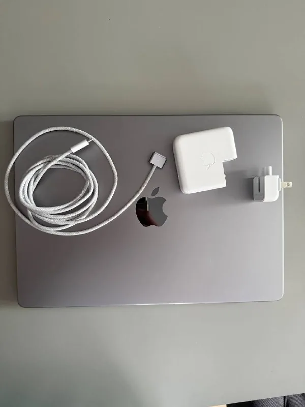 Apple MacBook Pro 14 M3, 8GB RAM, 1TB SSD 1