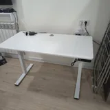 Белый стол с электрической регулировкой высоты 1
