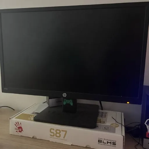Монитор 1080p 144Hz, компьютерное кресло, Bluetooth-колонки