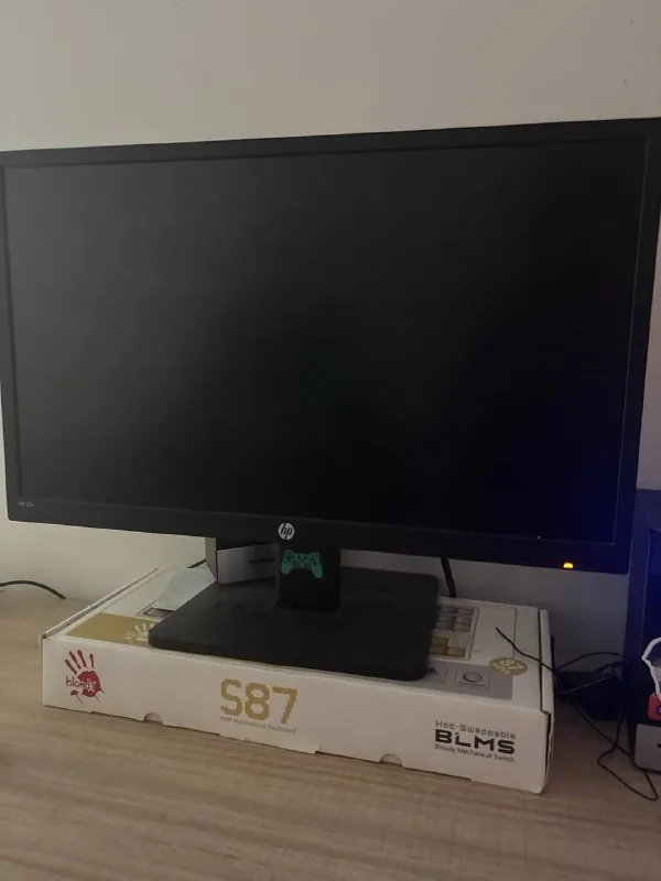 Монитор 1080p 144Hz, компьютерное кресло, Bluetooth-колонки