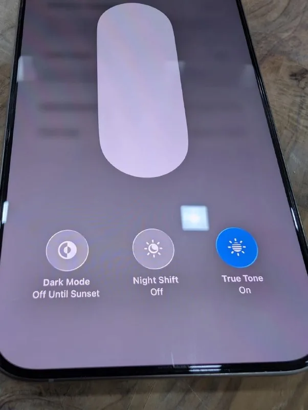 iPhone 15 Pro Max, AirPods 4 ANC 1