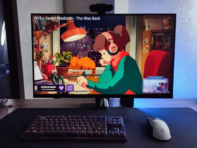 Gaming PC with Monitor and Razer Keyboard 2