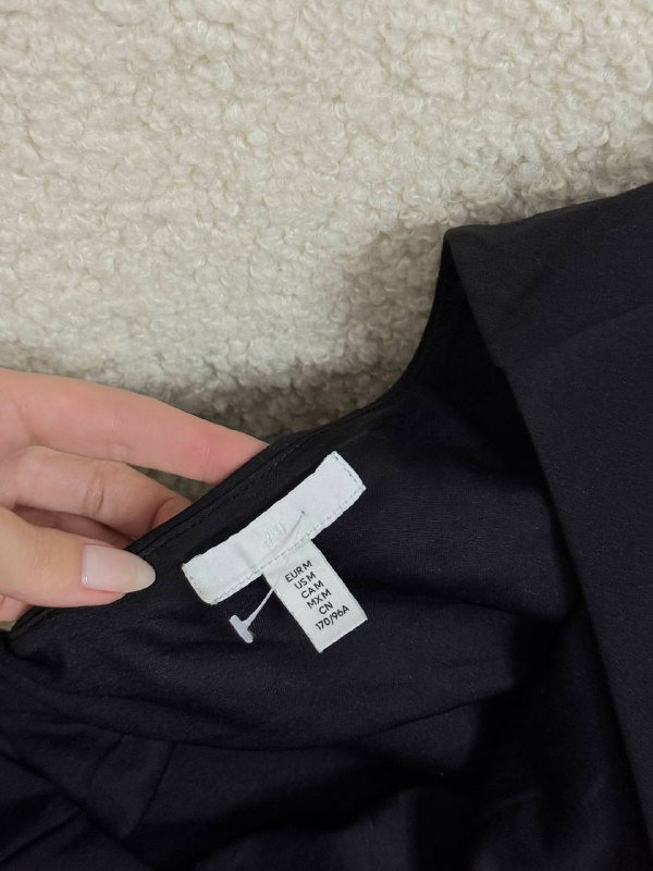 Черное платье H&M M с драпировкой 3