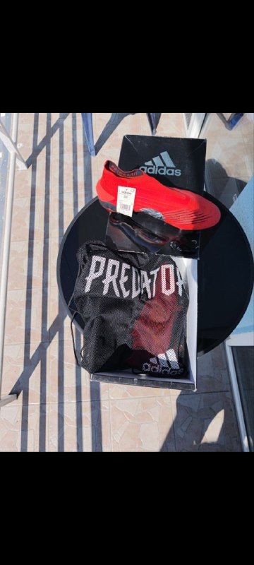 Бутсы красные футбольные Adidas Predator