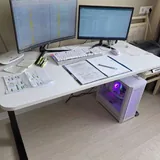 Практически новый компьютерный стол 1