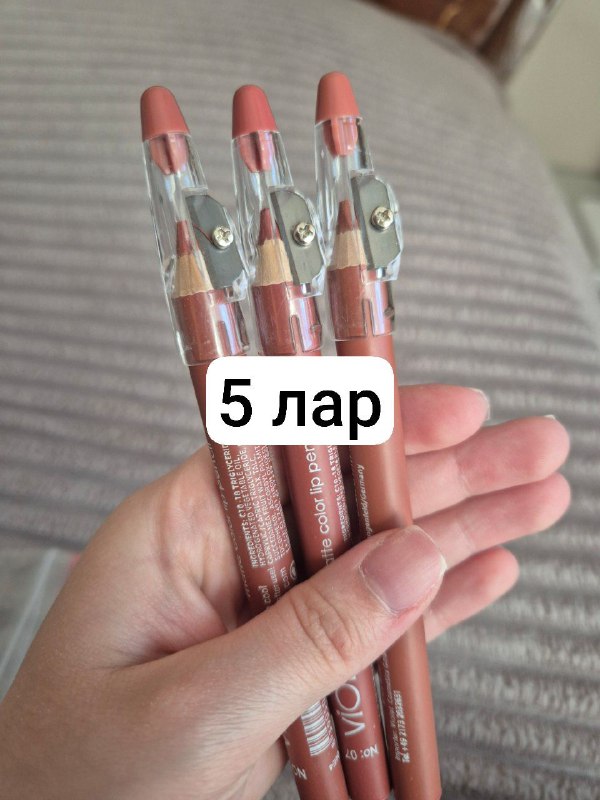 Косметика: пуховка, скраб, очищающее молочко, сыворотка