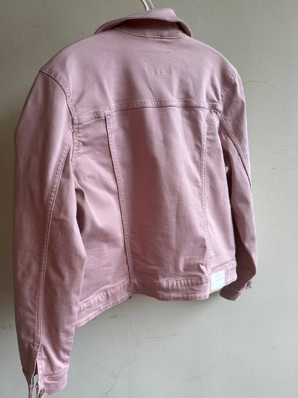 Женская джинсовая куртка пудрового цвета 3