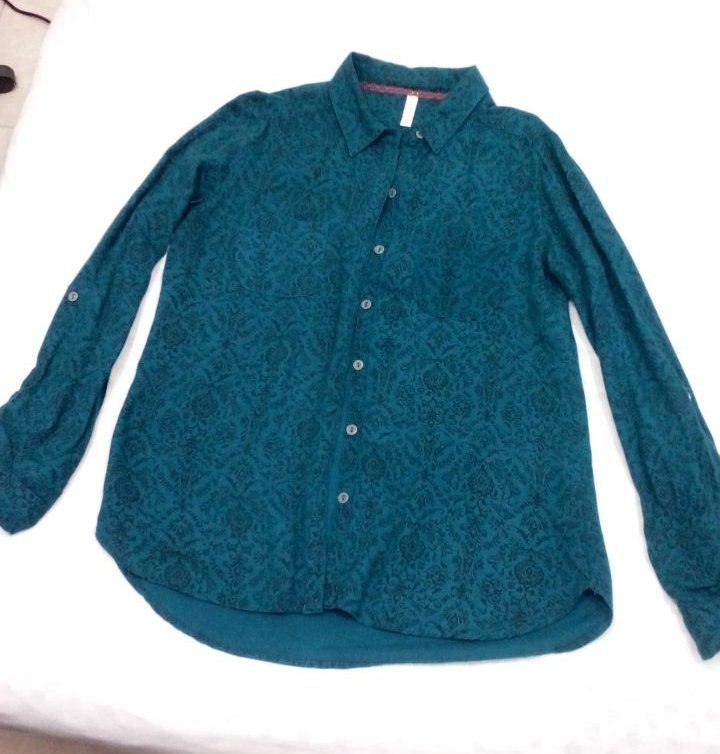 рубашка-боди, шорты Lacoste, рубашка, два платья, юбка, бритва, клеевой пистолет 3